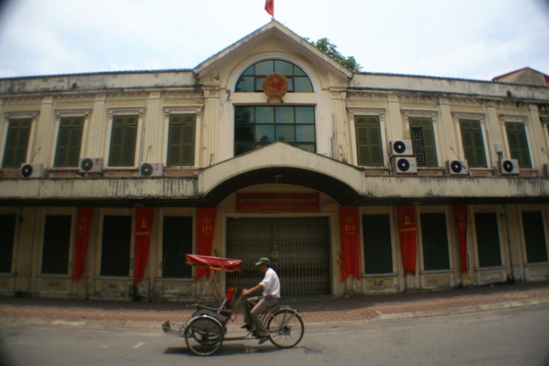 l'ancien monde (monument communiste) et le nouveau monde (cyclo pour touristes)[1]