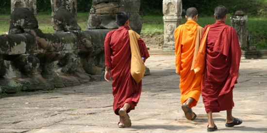 monks_near_angkor_thom