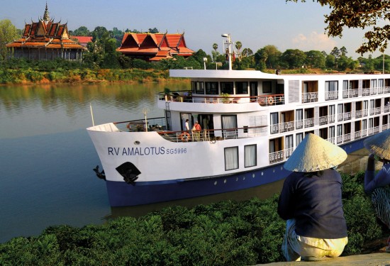 Front other ship Vietnam Cambodge